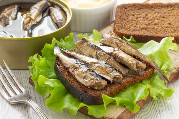 Lekkere vissandwich met brood en ingeblikte sprot