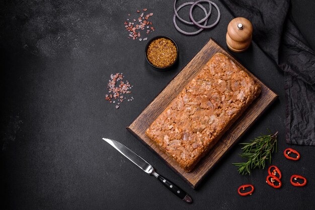 Lekkere vleesbrawn of roll op een houten snijplank met specerijen en kruiden