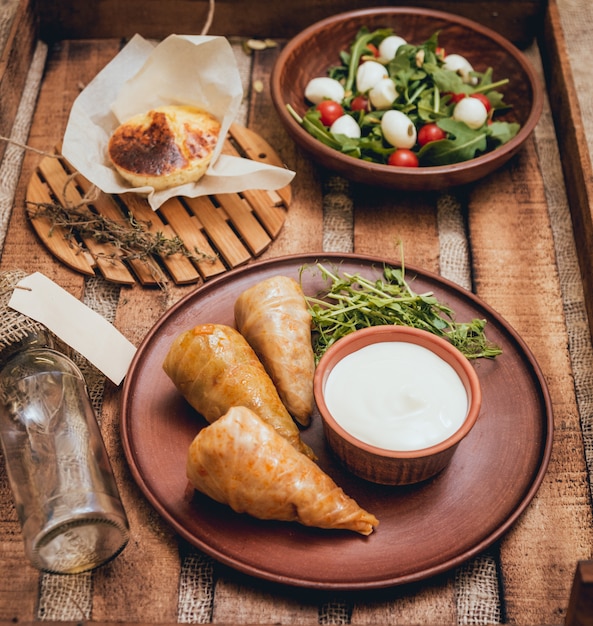 Lekkere vleesrolletjes met zure room en salade