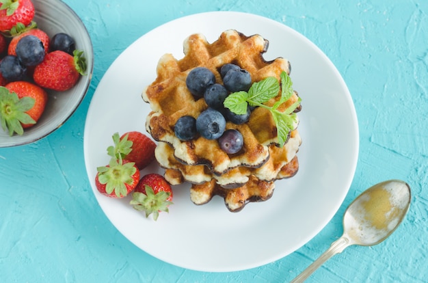 Lekkere wafels met fruit op een witte plaat