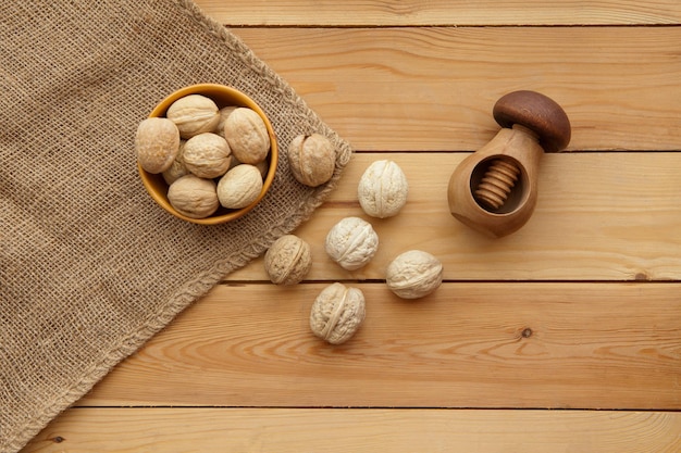 Lekkere walnotenmix op een houten tafel en notenkraker