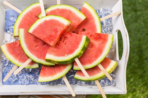 Lekkere watermeloenijsjes voor een verfrissende traktatie tijdens de zomerpicknick.