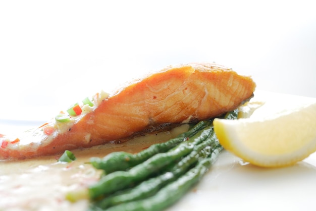 Lekkere zalm puree aardappel en groente op plaat