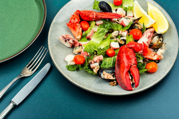 Lekkere zeevruchtensalade op een bord