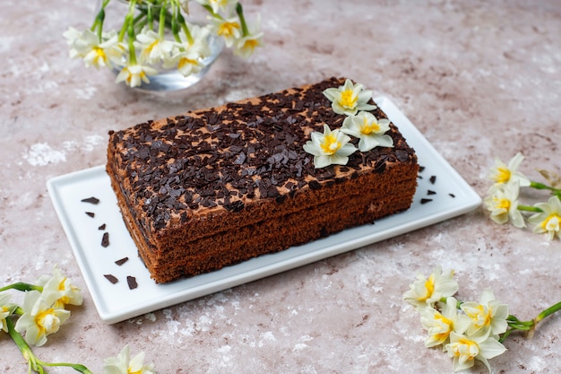 Lekkere zelfgemaakte chocoladetruffeltaart met koffie