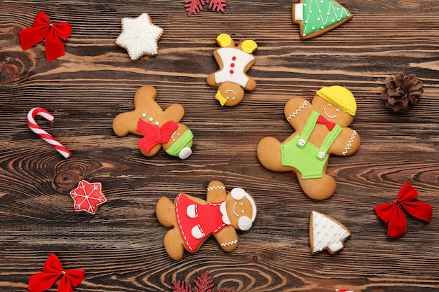 Lekkere zelfgemaakte kerstkoekjes op houten achtergrond