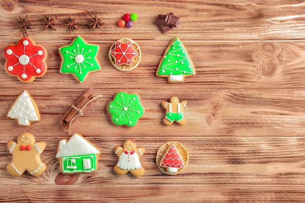 Lekkere zelfgemaakte kerstkoekjes op houten achtergrond