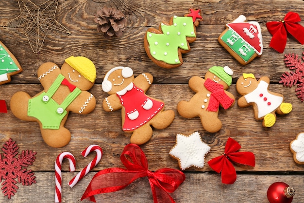 Lekkere zelfgemaakte kerstkoekjes op houten achtergrond