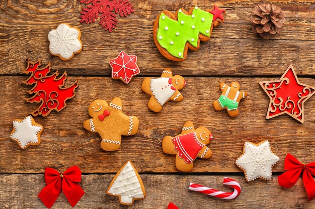 Lekkere zelfgemaakte kerstkoekjes op houten achtergrond