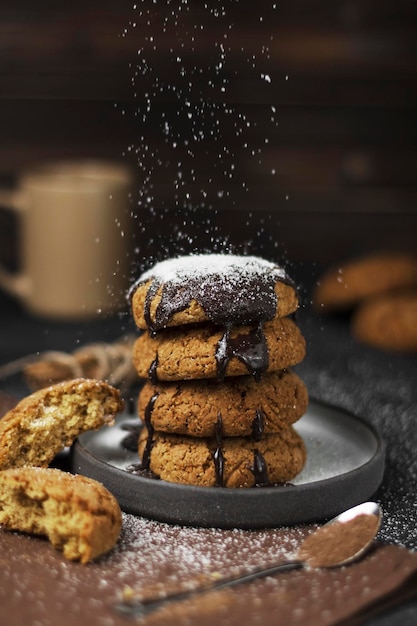 lekkere zelfgemaakte koekjes in houten kist