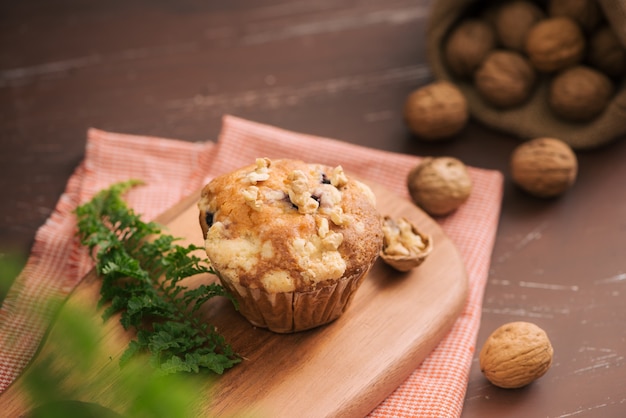 Lekkere zelfgemaakte walnotenmuffins op tafel. Zoet gebak