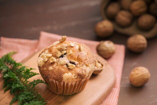 Lekkere zelfgemaakte walnotenmuffins op tafel. Zoet gebak