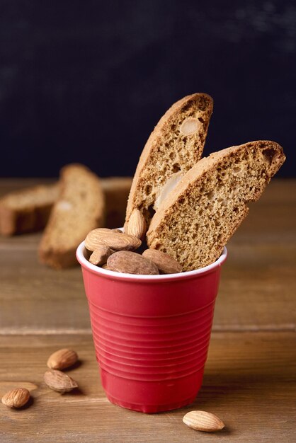 Lekkere zoete Cantuccini koekjes Italiaanse zoete Dessert Biscotti op houten achtergrond Italiaanse Dessert