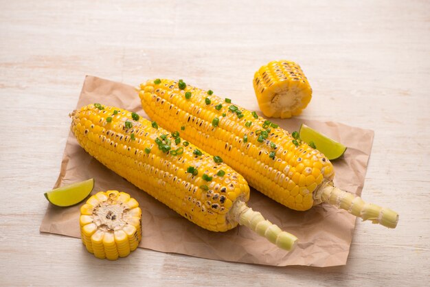 Lekkere zoete gegrilde mais met uiensaus