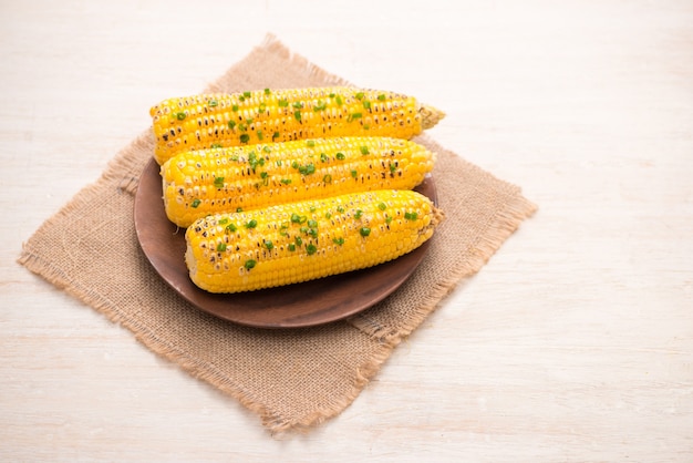 Lekkere zoete gegrilde mais met uiensaus