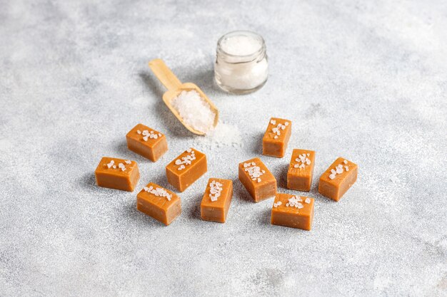 Lekkere zoute karamel fudge snoepjes met zeezout, bovenaanzicht