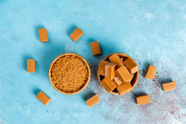 Foto lekkere zoute karamel fudge snoepjes met zeezout, bovenaanzicht