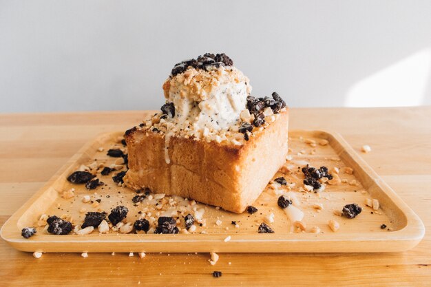 Lelijk zelfgemaakt bingsu-ijs op brood met chocoladekoekjes