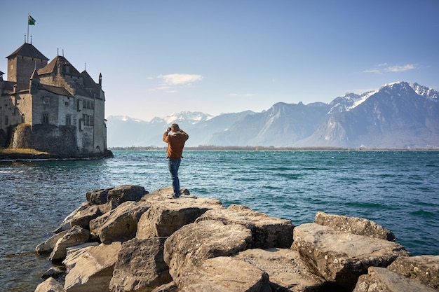 lelijke man maakt een selfie bij het zwitserse meer