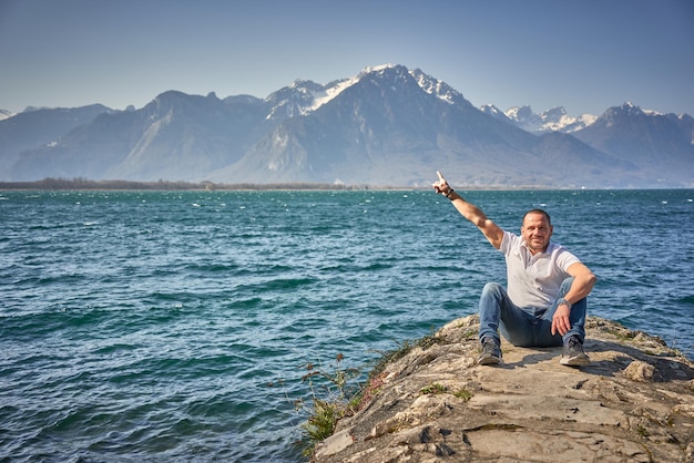 Lelijke man maakt een selfie in het meer van zwitserland