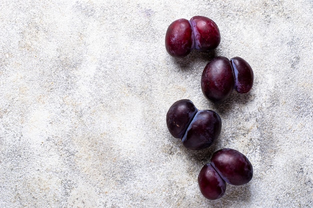 Lelijke pruimen. Abnormaal organisch fruit