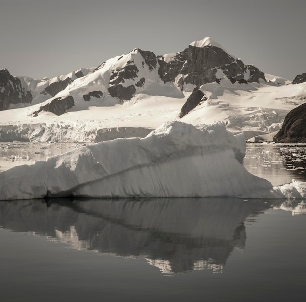 Lemaire zeestraat kust bergen en ijsbergen Antartica