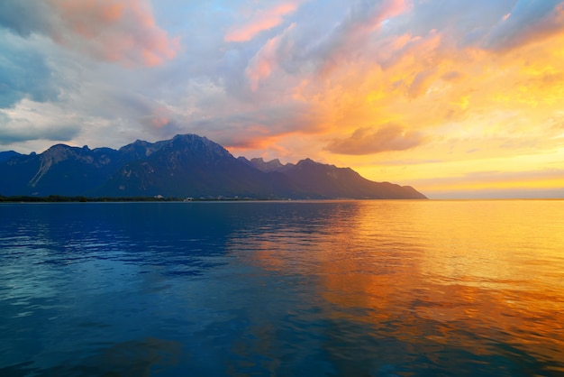 スイスのレマンジュネーブ湖の夕日