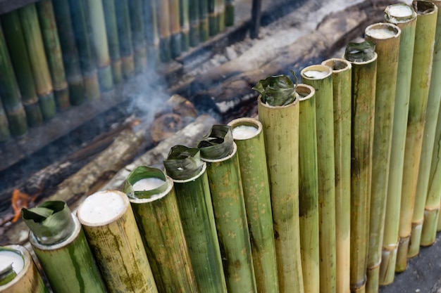 Lemang is gemaakt van kleefrijst die wordt gekookt met kokosmelk in bamboe, serveer tijdens ramadan