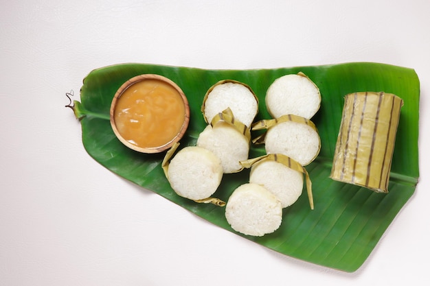 Lemang Ketan is een traditioneel Indonesisch gerecht uit West-Sumatra, geserveerd met Srikaya-saus