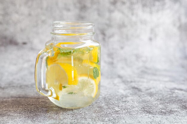 Фото Вода с ароматом лимона и мяты