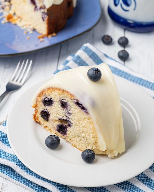 Fetta di torta di mirtilli al limone in un piatto su un tavolo di legno