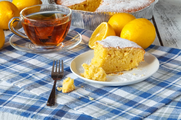 青いナプキンの背景にレモンケーキ