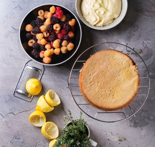 화려한 나무 딸기와 레몬 케이크