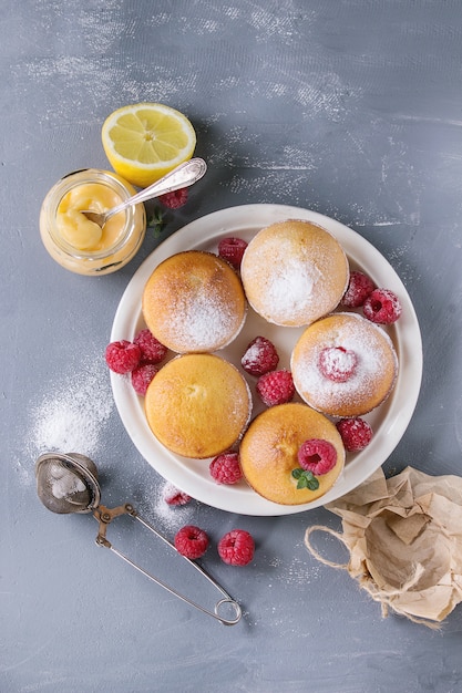 Lemon cakes with raspberries
