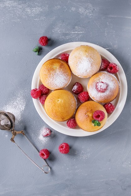 Lemon cakes with raspberries