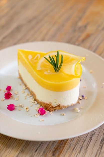 Лимонный чизкейк на тарелке в кафе и ресторане