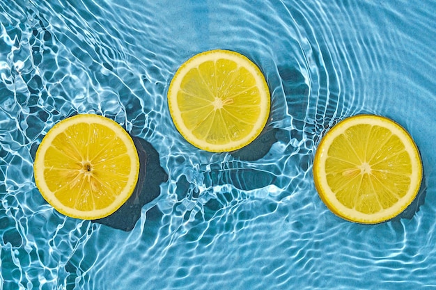 모션 파도와 파란색 투명 민물에 레몬 감귤 류의 이국적인 과일