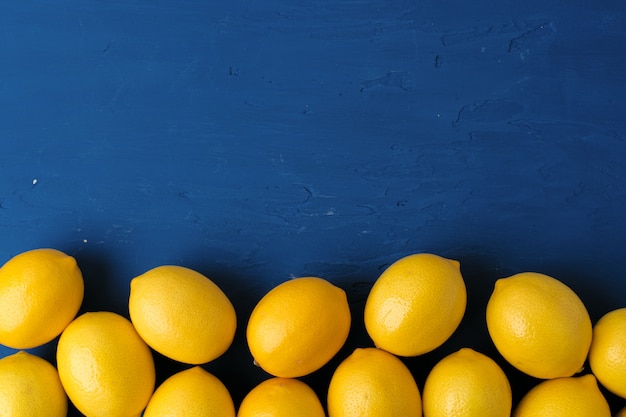 Foto limone sulla classica superficie blu