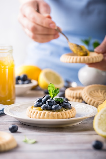 Tortino al limone con mirtilli freschi