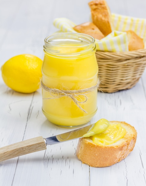 Photo lemon curd with lightly toasted baguette