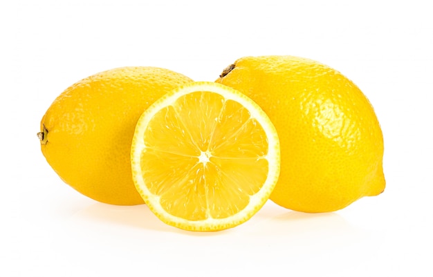 Лимон и нарезанный половиной ломтик изолированы