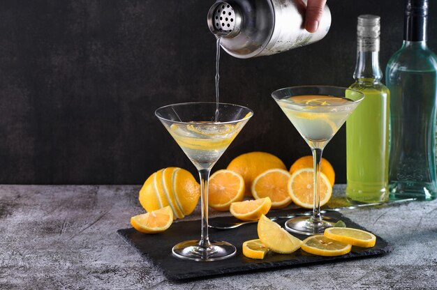 Lemon drop martini met schil