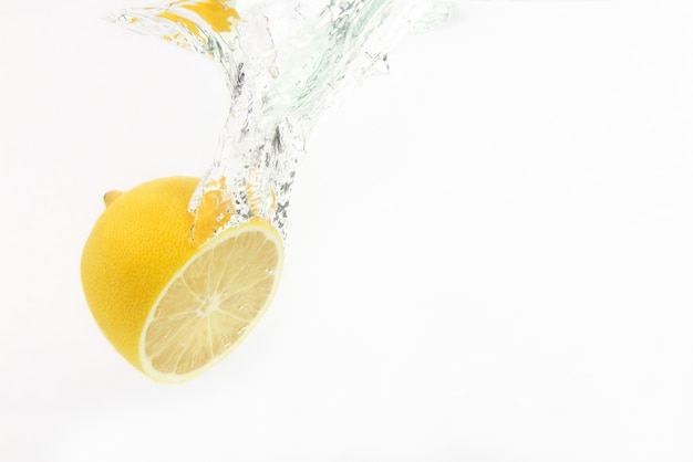 Limone gocce d'acqua su bianco