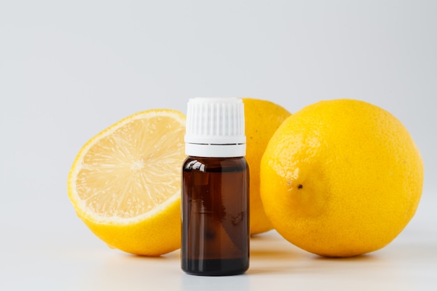 레몬 에센스 오일. 미용 치료
