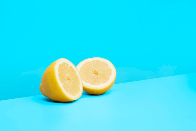 Photo lemon fruit on bicolor background