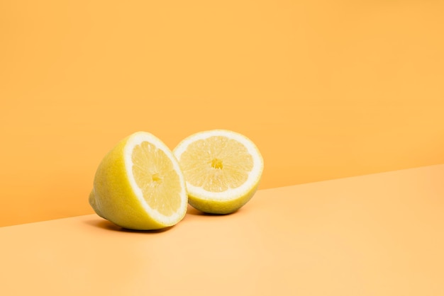 Photo lemon fruit on bicolor background