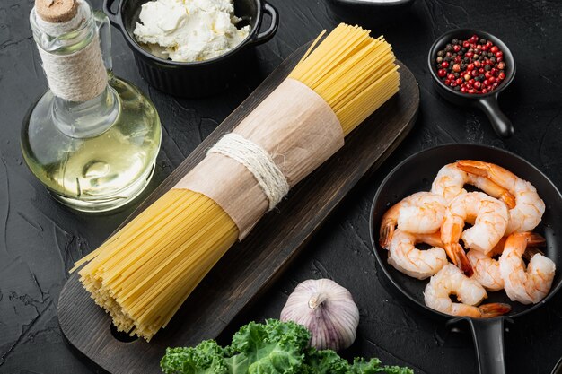 黒の背景に、スパゲッティ成分の古典的なレシピセットとレモンガーリックチーズシュリンプ