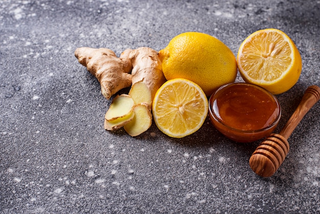 Foto limone, zenzero e miele rimedi naturali per la tosse e l'influenza.