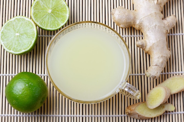 Лимонно-имбирный сок в стеклянной чашке, органический здоровый антиоксидант и детокс, вид сверху