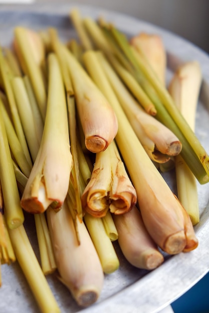 Foto lemon grass il processo di preparazione del tè alla citronella con il metodo tradizionale tailandese